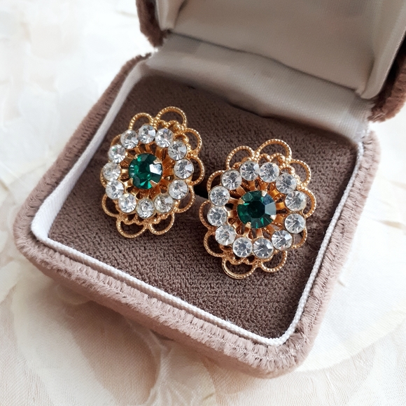 Vintage gold tone screw back earrings - Picture 9 of 10